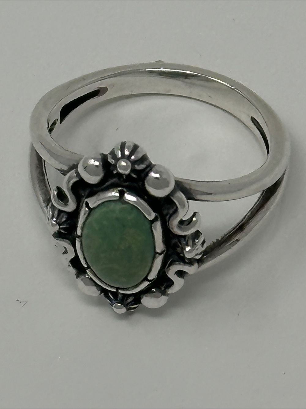 American West - Sterling’s Silver real Green Turquoise Floral Accent Ring size 7